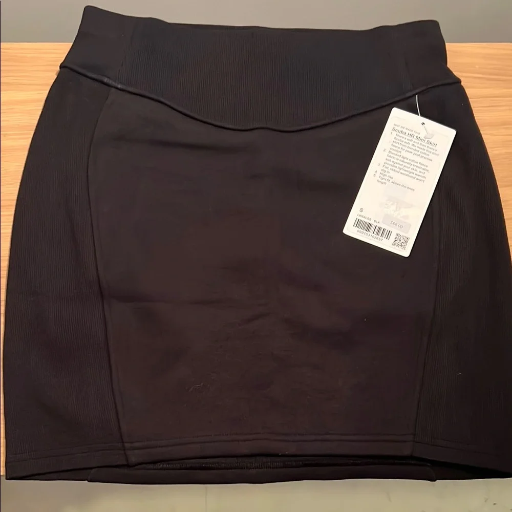 Lululemon Scuba High-Rise Mini Skirt size Small - Picture 4 of 7